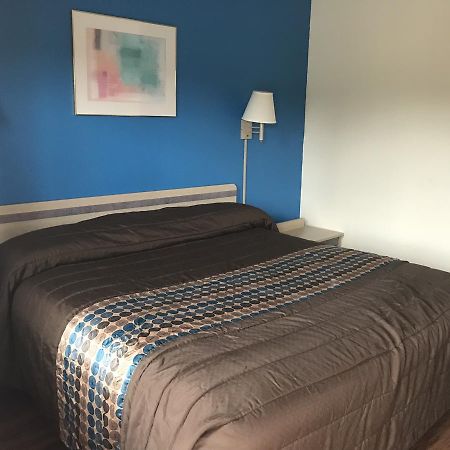 Regal Inn Onley Bagian luar foto