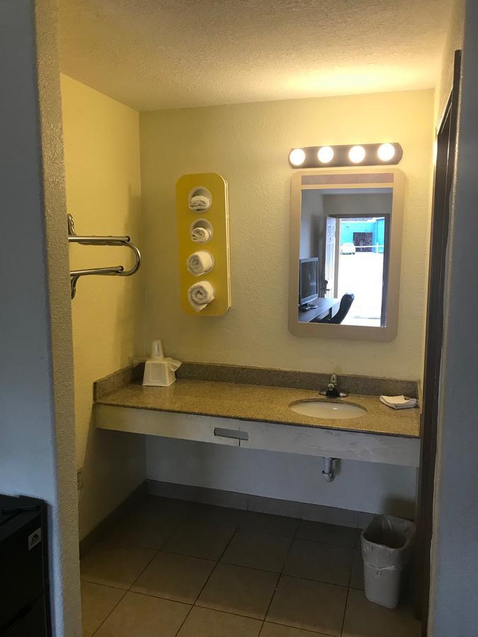 Regal Inn Onley Bagian luar foto